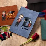 Personalisierte Grad Cap Cartoon-Charakter 100 Seiten Leder gefüttert Journal Notebook mit Initial Name Graduation Geschenk für High School College Absolventen