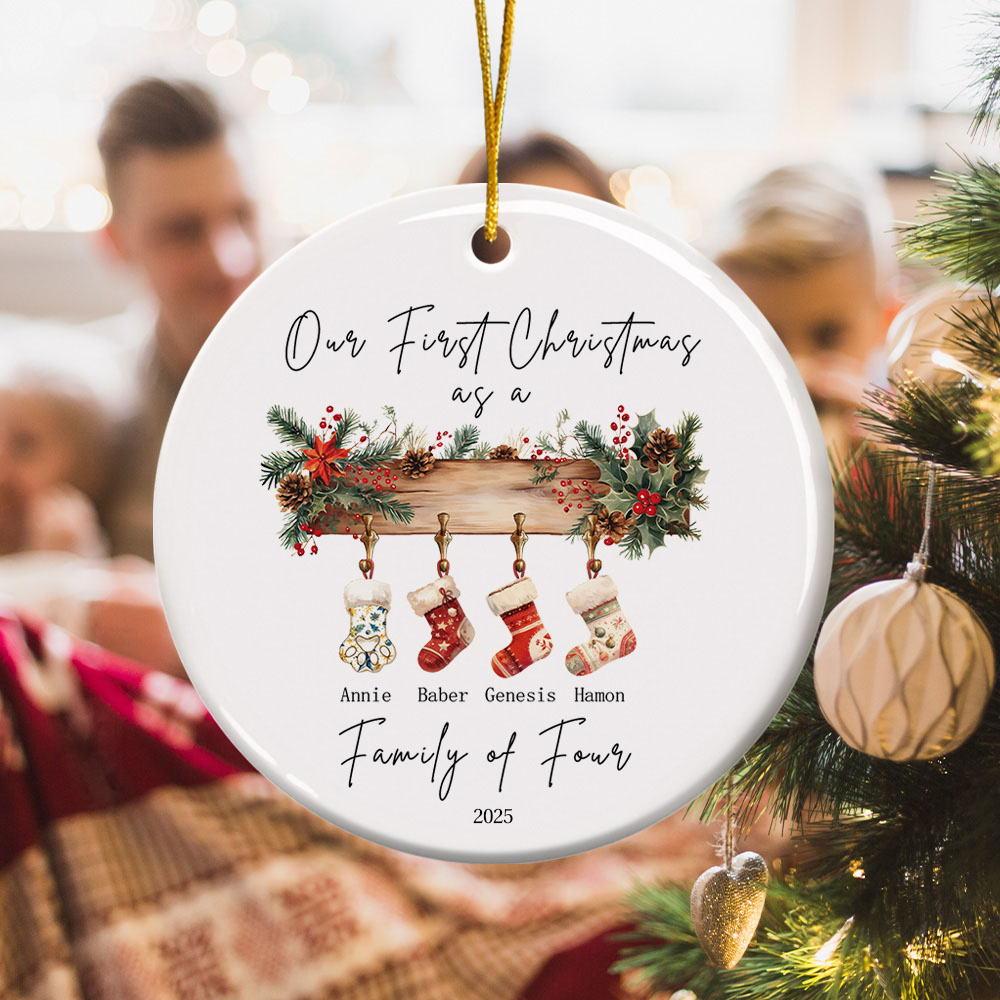 Ornement personnalisé Notre premier bas de Noël avec 1-6 noms Décoration de l'arbre de Noël Cadeau de Noël pour la famille et les amis