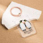 Personalisierte Pinguin Mate Acryl Schlüsselanhänger mit Namen Geburtstag Jahrestag Geschenk für Ehepaar