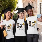 Personalisierte Cartoon Absolvent Bachelor Hut Initial Crewneck T-Shirt Sweatshirt mit Namen und Jahr Graduierung Keepsake Geschenk für Frauen Männer