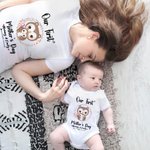 Personalisierte niedliche Eule Unsere erste Muttertag T-Shirt und Baby Onesie Mutter und Baby Matching Shirt mit Namen Geschenk für neue Mutter Baby