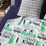 Personlig energisk tennisflicka silhuett mjuk pläd filt med flerfärgade namn heminredning födelsedagspresent för sport tennisälskare