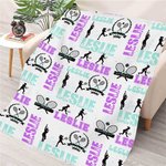 Personlig energisk tennisflicka silhuett mjuk pläd filt med flerfärgade namn heminredning födelsedagspresent för sport tennisälskare