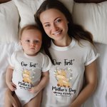 Gepersonaliseerd Katoenen Onze Eerste Moederdag Giraffe Mama T-shirt en Baby Onesie met Namen en Jaar Cadeau voor Nieuwe Moeder Baby