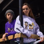 Personalisierte Cartoon Absolvent Bachelor Hut Initial Crewneck T-Shirt Sweatshirt mit Namen und Jahr Graduierung Keepsake Geschenk für Frauen Männer