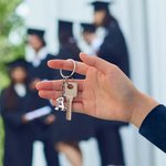 Personlig bokstav Initial Bachelor Hat Diploma Necklace Nyckelring med graverat namn och årsklass 2025 Graduation Gift för Graduate