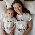 Personalisierte Baumwolle Unsere erste Muttertag Bunny Rabbit Mommy T-Shirt und Baby Onesie mit Namen Geschenk für neue Mutter Baby