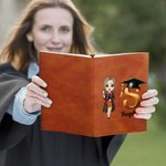 Personalisierte Grad Cap Cartoon-Charakter 100 Seiten Leder gefüttert Journal Notebook mit Initial Name Graduation Geschenk für High School College Absolventen