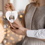 Couronne de houx personnalisée Cheminée Premier Noël Ornement en céramique avec nom, année et adresse Décoration de l'arbre de Noël Cadeau pour la famille et les enfants