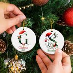 Personalizada de Navidad Santa Hat Bell Inicial Ornamento de cerámica redonda con el nombre del año del árbol de Navidad Decoración Fiesta de Regalo para la Familia Amigos