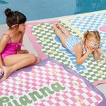 Toalla de playa de microfibra de secado rápido personalizada con nombre de margaritas en damero Regalo esencial de verano para niños