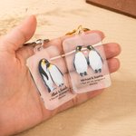 Personalisierte Pinguin Mate Acryl Schlüsselanhänger mit Namen Geburtstag Jahrestag Geschenk für Ehepaar