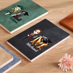 Personalisierte Grad Cap Cartoon-Charakter 100 Seiten Leder gefüttert Journal Notebook mit Initial Name Graduation Geschenk für High School College Absolventen