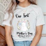 Personalisierte Baumwolle Unsere erste Muttertag Bunny Rabbit Mommy T-Shirt und Baby Onesie mit Namen Geschenk für neue Mutter Baby
