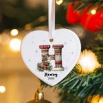 Ornamento natalizio personalizzato in ceramica con iniziale e nome, con design a maglia di animali carini, decorazione dell'albero di Natale, regalo per la famiglia e gli amici.
