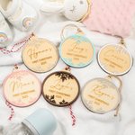 Personalizzato primo Natale del bambino fiocco di neve glitterato appeso ornamento con nome inciso e data regalo di Natale per il neonato