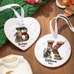 Ornamento natalizio personalizzato in ceramica con iniziale e nome, con design a maglia di animali carini, decorazione dell'albero di Natale, regalo per la famiglia e gli amici.
