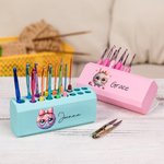 Personalizado de dibujos animados de bolas de hilo de arco multicolor impreso en 3D de 17 agujeros de ganchillo caja de almacenamiento de soporte de exhibición con el nombre de regalo de cumpleaños pa