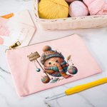 Personlig sminkväska med namn och dragkedja i canvas med virkmönster för tecknad film och virkade tillbehör Födelsedagspresent för stickälskare