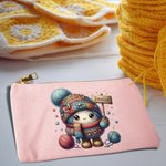 Personlig sminkväska med namn och dragkedja i canvas med virkmönster för tecknad film och virkade tillbehör Födelsedagspresent för stickälskare