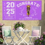 Personalisierte Multicolor Congrats Cartoon Charakter Banner mit Namen und Schulnamen Graduation Party Favors Geschenk für Klasse von 2025 Absolventen