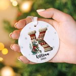 Ornamento natalizio personalizzato in ceramica con iniziale e nome, con design a maglia di animali carini, decorazione dell'albero di Natale, regalo per la famiglia e gli amici.