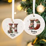Ornamento natalizio personalizzato in ceramica con iniziale e nome, con design a maglia di animali carini, decorazione dell'albero di Natale, regalo per la famiglia e gli amici.