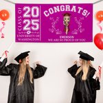 Personalisierte Multicolor Congrats Cartoon Charakter Banner mit Namen und Schulnamen Graduation Party Favors Geschenk für Klasse von 2025 Absolventen