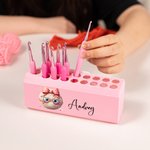 Personalizado de dibujos animados de bolas de hilo de arco multicolor impreso en 3D de 17 agujeros de ganchillo caja de almacenamiento de soporte de exhibición con el nombre de regalo de cumpleaños pa