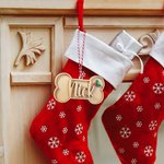 Personalizado Holly Dog Bone Wooden Ornament Stocking Tag with Text and Year Christmas Tree Decor Birthday Gift for Pet Lovers