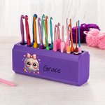 Personalizado de dibujos animados de bolas de hilo de arco multicolor impreso en 3D de 17 agujeros de ganchillo caja de almacenamiento de soporte de exhibición con el nombre de regalo de cumpleaños pa