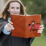 Personalizado Cartoon Graduate Carácter Cuero Cubierta Cuaderno con Nombre Graduación portátil Viaje Esenciales Regalo para Mujeres