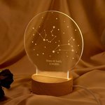 Veilleuse Lumière LED Personnalisée avec Nom et Zodiaque Base en Bois Décoration de Bureau Cadeau Mariage St Valentin pour Couple