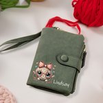 Portafoglio personalizzato con nome in pelle PU con slot per carte e cinturino per il polso Regalo di compleanno per gli amanti del cucito e dell'uncinetto