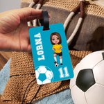 Personlig flerfärgad bagagetagg med namn och nummer för tecknad fotbollsfigur Reseprylar Födelsedagspresent för sportälskare