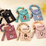 Personalisierte Mode Cartoon Mädchen Lippenstift Schlüsselanhänger Armband Brieftasche Karteninhaber mit Perlen Armband und Name Geburtstag Urlaub Geschenk für Frauen Mädchen