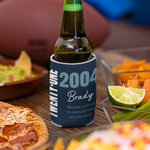 Personalisierte Name Alter Jahr Textkombination Bier kann Kühler Hülse Satz von 12 Urlaub Geburtstag Party Geschenk für Familie Freunde