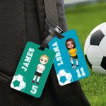 Personlig flerfärgad bagagetagg med namn och nummer för tecknad fotbollsfigur Reseprylar Födelsedagspresent för sportälskare