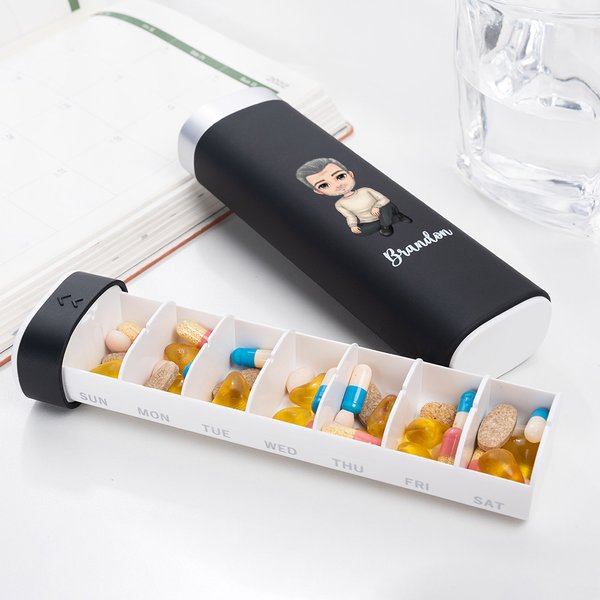 Boîte Organisatrice de Pilules Hebdomadaire Personnalisée avec Personnage Fleur et Nom Cadeau pour Famille Amis