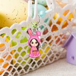 Llavero de acrílico personalizado con nombre de conejito lindo traje de dibujos animados Fiesta de Pascua Cumpleaños Regalo para niños Niñas