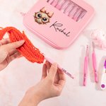 Personalisierte niedlichen Bogen Glas Garn Ball Ergonomische 8Pcs Häkelhaken Set mit Namen und Schere Aufbewahrungsbox Geburtstagsgeschenk für Crochet Lovers