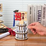 Personalisierte Cartoon Graduate Geburt Blume hölzernen geschichteten Kuchen Form Geld Halter mit Namen und Quaste Graduierung Geschenk für Klasse von 2025 Frauen