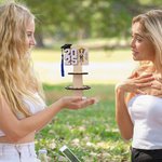 Personalisierte Cartoon Graduate Geburt Blume hölzernen geschichteten Kuchen Form Geld Halter mit Namen und Quaste Graduierung Geschenk für Klasse von 2025 Frauen