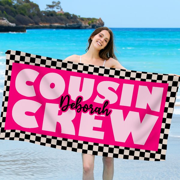 Serviette de plage surdimensionnée à carreaux noirs et blancs personnalisée avec nom Cousin Crew Quick Dry Cadeau d'anniversaire de vacances d'été pour la famille et les amis