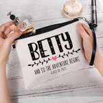 Personalisierte Und so beginnt das Abenteuer Schminktasche mit Namen und Jahr tragbare Reise Accessoire Graduierung Klasse von 2025 Geschenk für sie