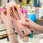 Bolsa de maquillaje con nombre y 8 brochas de maquillaje personalizada con lazo de personajes de dibujos animados regalo de cumpleaños para mujeres personal médico