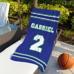 Asciugamano da spiaggia personalizzato multicolore con nome e numero a righe monogramma ad asciugatura rapida regalo per gli amanti dello sport.