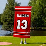 Asciugamano da spiaggia personalizzato multicolore con nome e numero a righe monogramma ad asciugatura rapida regalo per gli amanti dello sport.