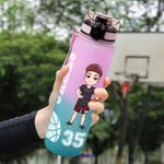 Personalisierte Cartoon Sport Figur 1000 ml Trinkflasche mit Namen Zeitmarkierung Geburtstag Team Geschenk für Basketball Fußball Liebhaber