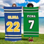 Asciugamano da spiaggia personalizzato multicolore con nome e numero a righe monogramma ad asciugatura rapida regalo per gli amanti dello sport.